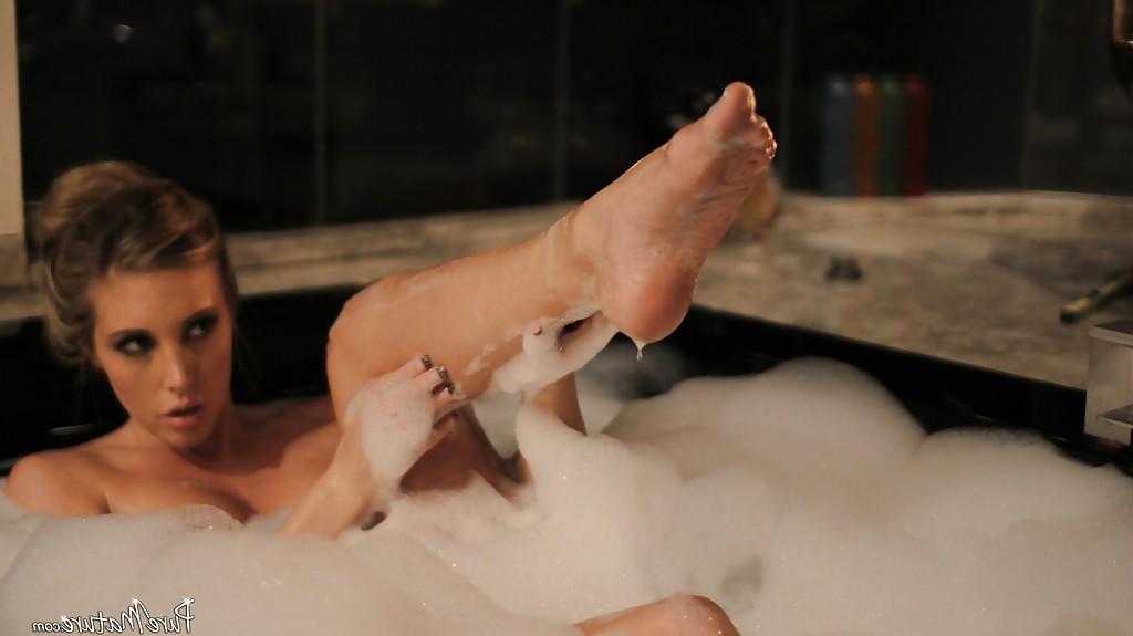 16P Samantha Saint is taking bath and showing off her awesome long legs