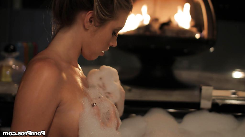16P Ravishing blonde babe with sexy legs Samantha Saint taking foamy bath