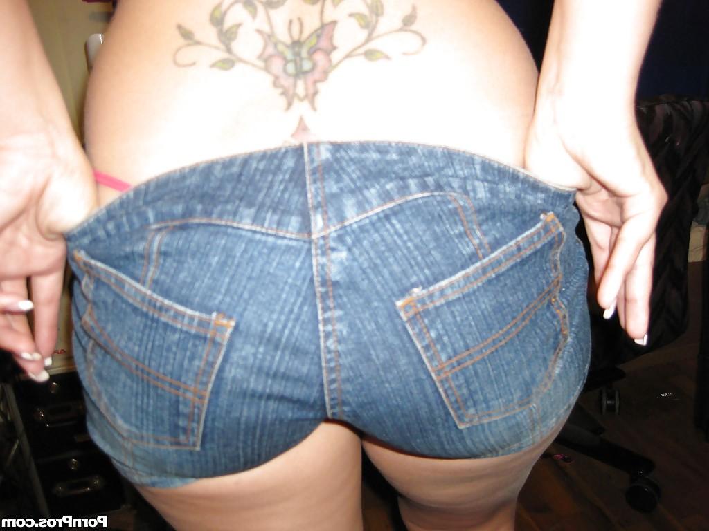 16P Close up pictures of teen babe Sammie Spades undressing for the camera