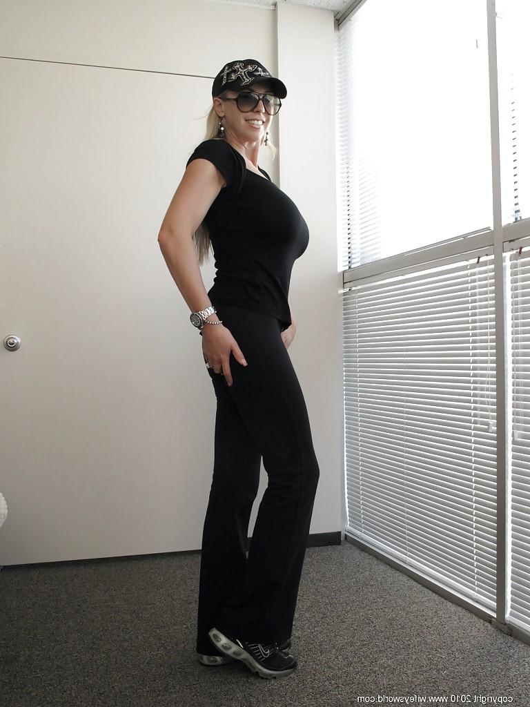 16P Gorgeous mature babe in sun glasses Wifey changing her clothes