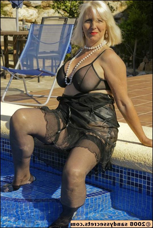 12P Fat mom with big tits Sandy Spain posing topless in stockings at the pool
