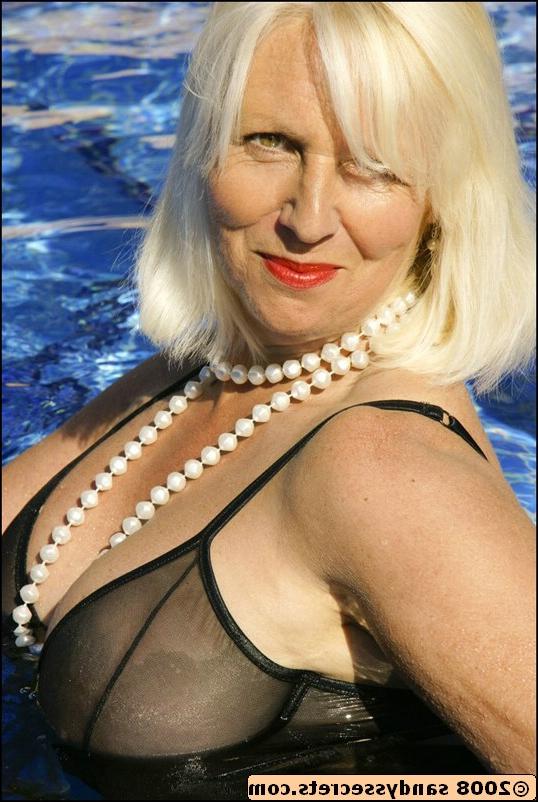 12P Fat mom with big tits Sandy Spain posing topless in stockings at the pool