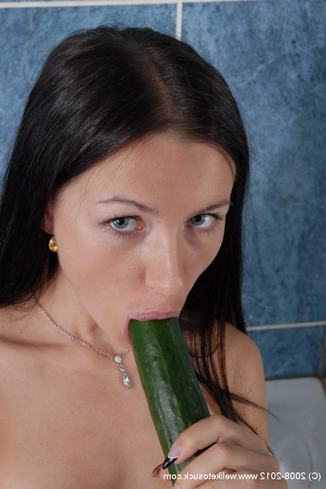 16P European babe Sasha Rose demonstrates her tight ass in bath