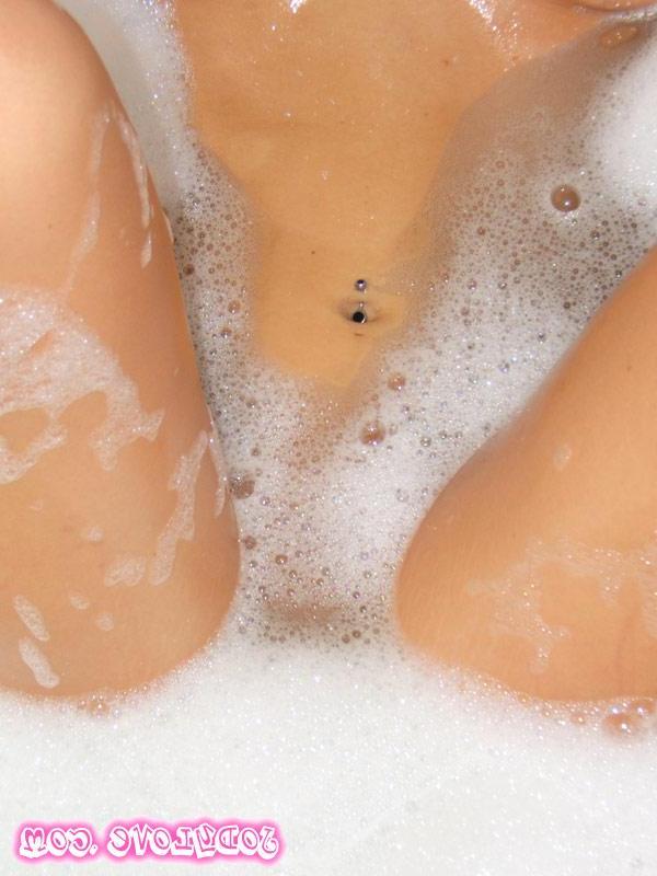 15P Pictures of Jody Love taking a bath