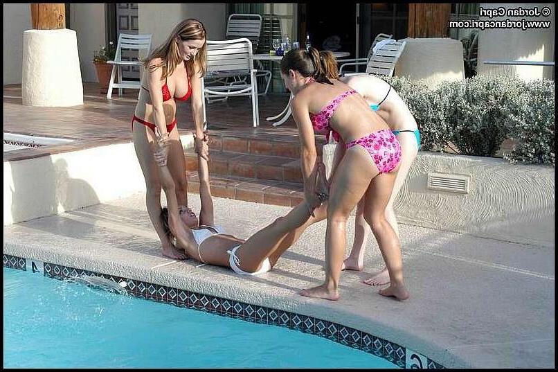 15P Hot girls get naked outside