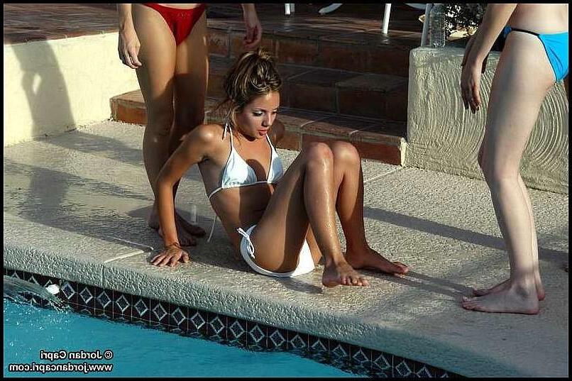 15P Hot girls get naked outside