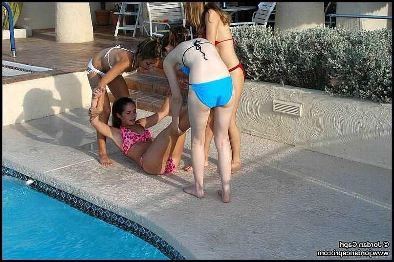15P Hot girls get naked outside
