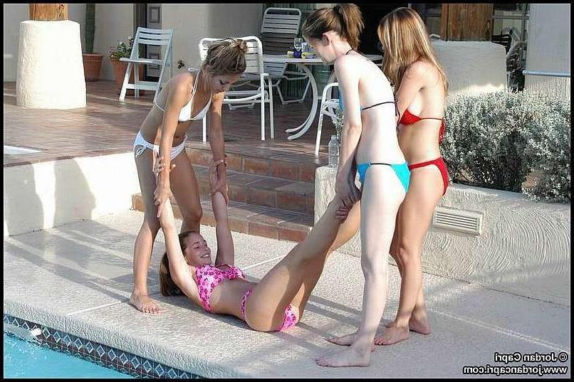 15P Hot girls get naked outside