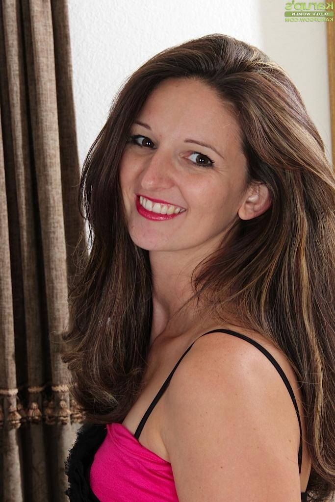 16P Skinny milf Stephanie Roberts prefers jilling pussy in the living room