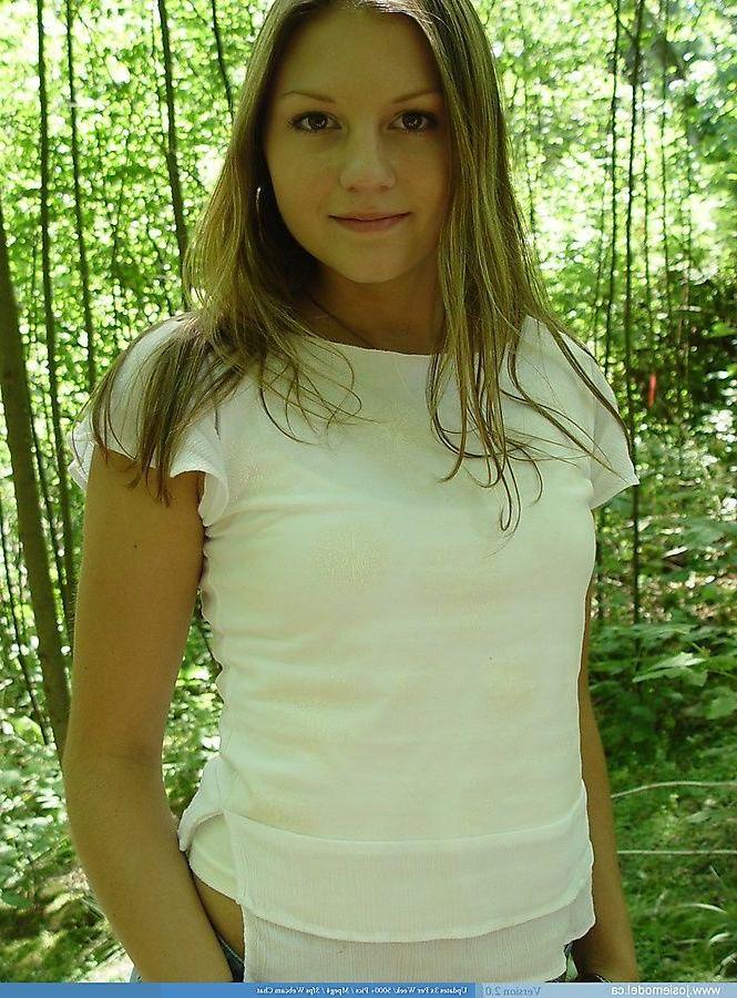 20P Pictures of teen girl Josie Model showing her boobs