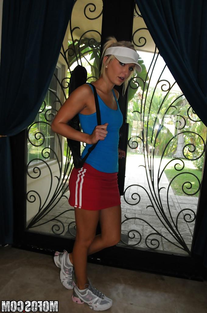 16P Amateur girlfriend Taylor Tilden shows her tits while playing sports