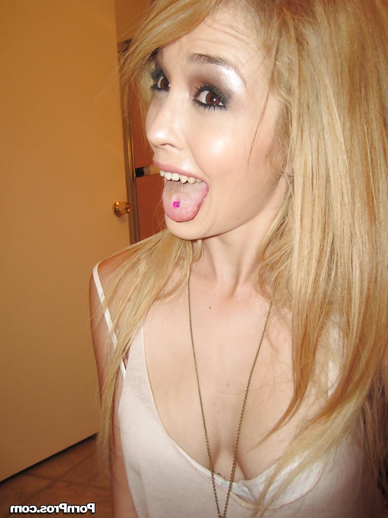 16P Lovely girlfriend Tiffany Fox prefers fingering her hard nipples