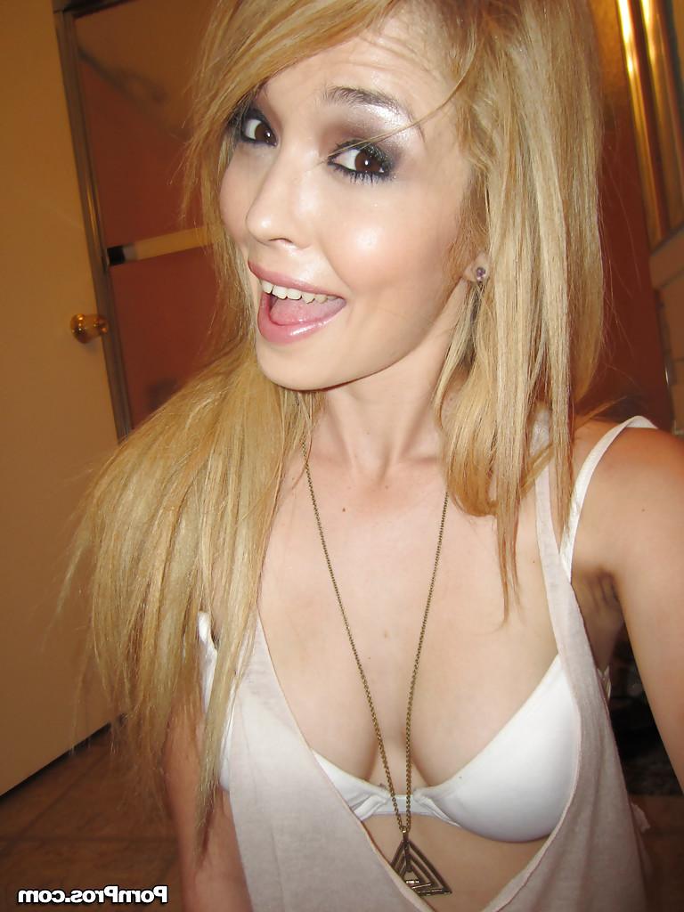16P Lovely girlfriend Tiffany Fox prefers fingering her hard nipples