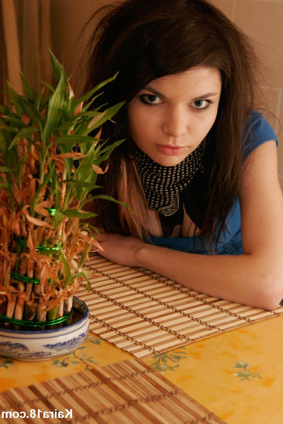 15P Pictures of teen model Kaira 18 teasing with her pretty face