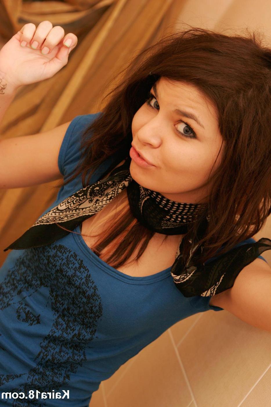 15P Pictures of teen model Kaira 18 teasing with her pretty face