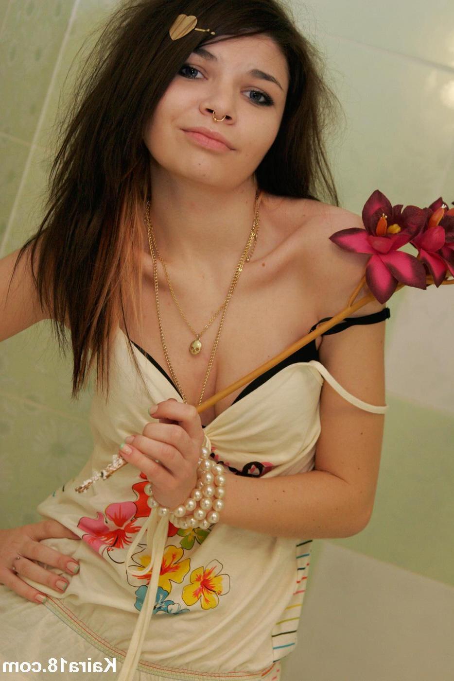15P Pictures of Kaira 18 teasing with her pretty face