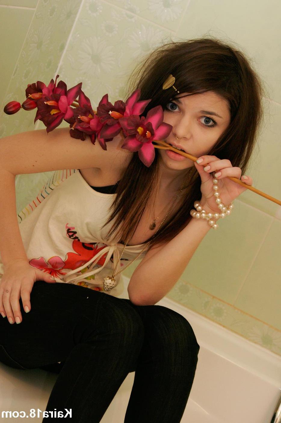 15P Pictures of Kaira 18 teasing with her pretty face
