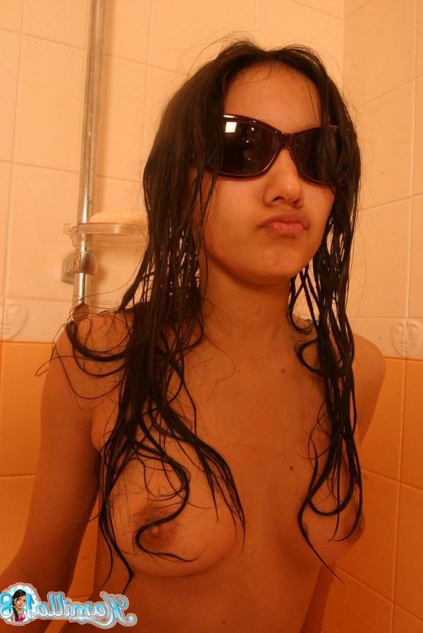 15P Kamilla 18 takes a hot steamy bath