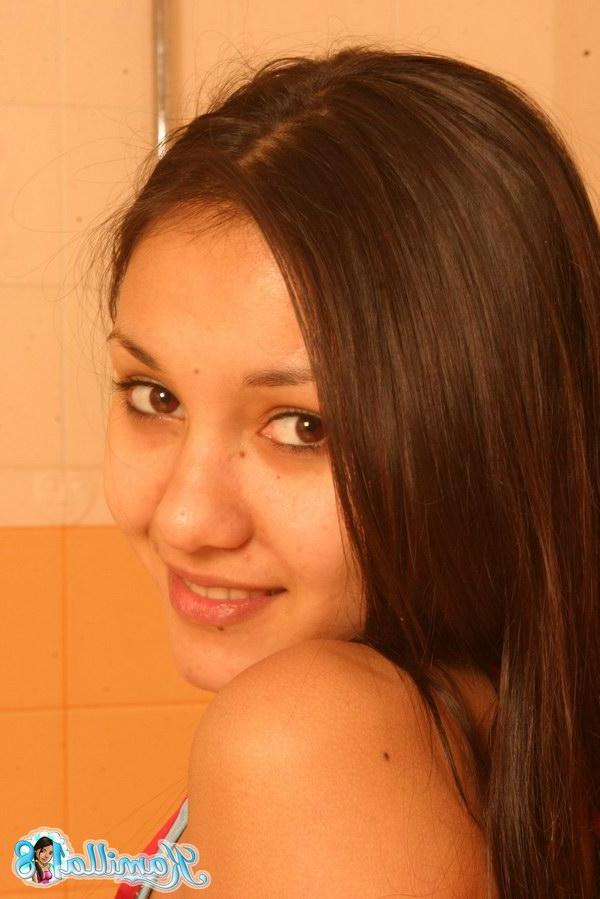 15P Kamilla 18 takes a hot steamy bath