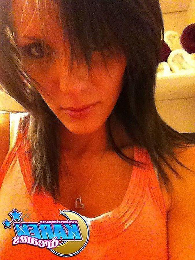 20P Pictures of teen amateur Karen Dreams taking some hot pics of herself