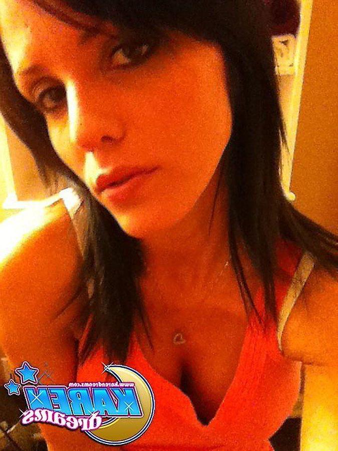 20P Pictures of teen amateur Karen Dreams taking some hot pics of herself