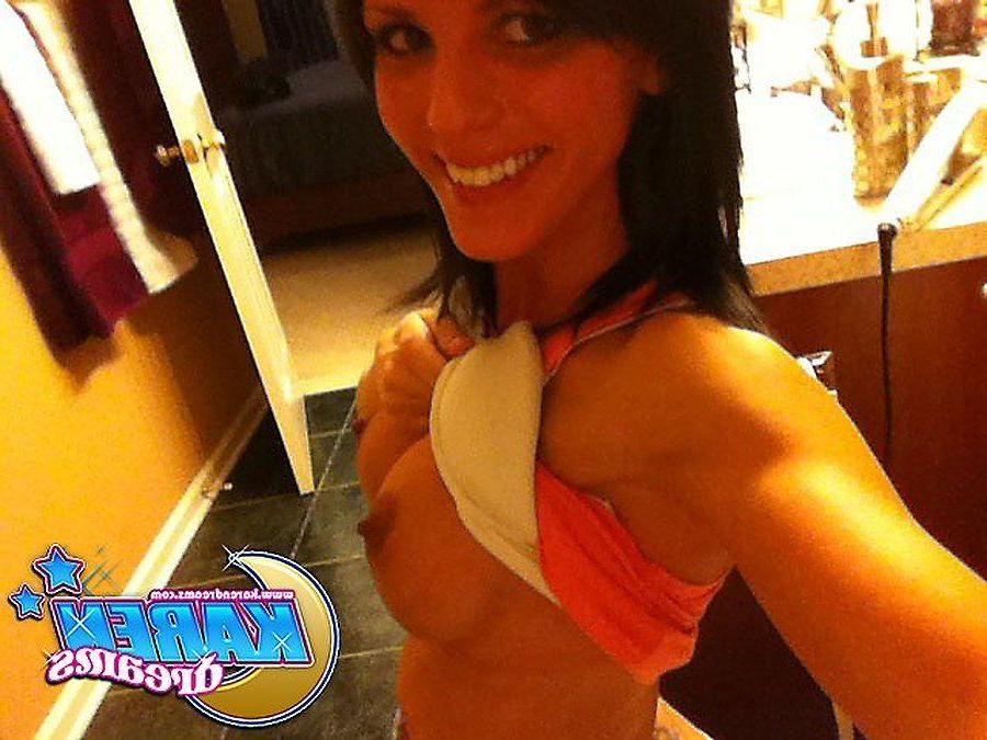 20P Pictures of teen amateur Karen Dreams taking some hot pics of herself