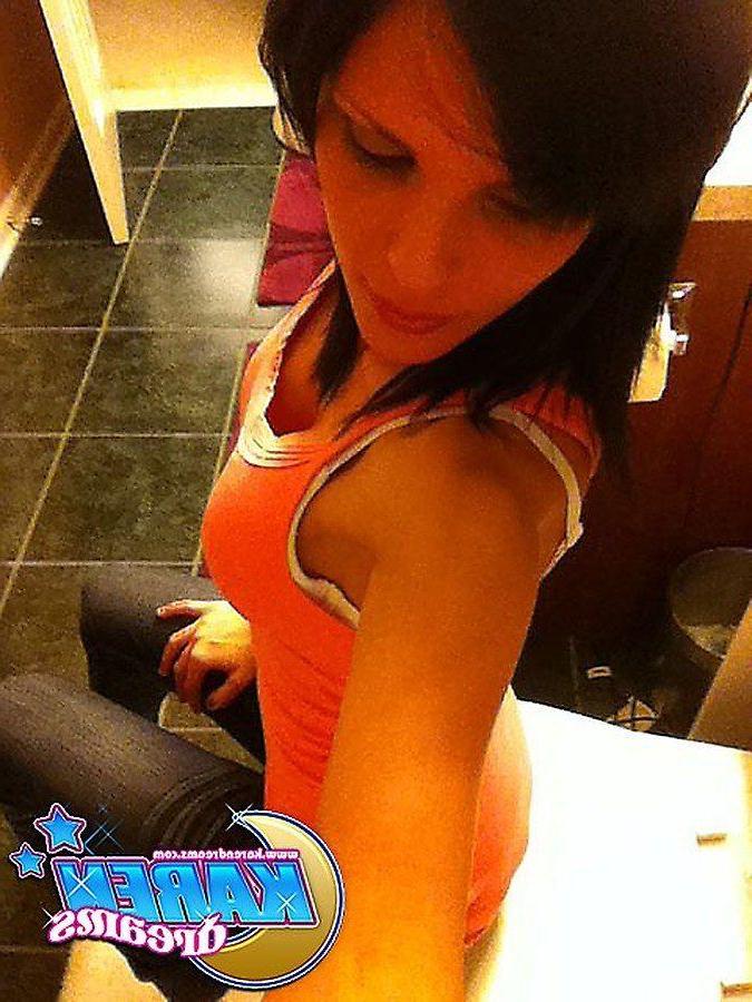 20P Pictures of teen amateur Karen Dreams taking some hot pics of herself