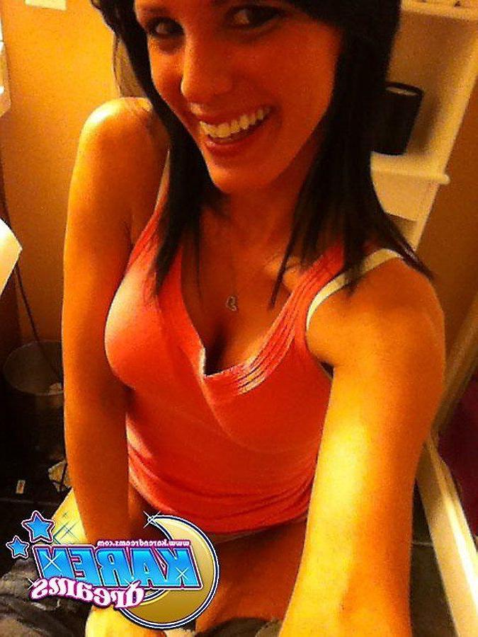 20P Pictures of teen amateur Karen Dreams taking some hot pics of herself