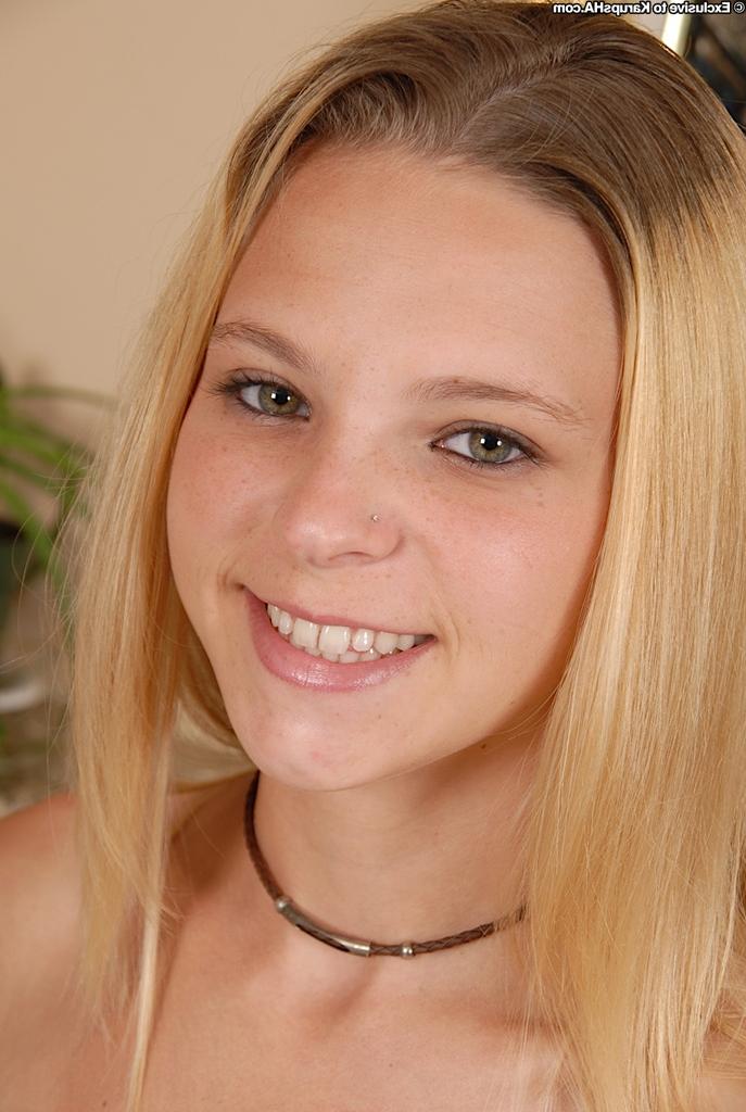 16P Teen babe Destiny Garnet is posing in her favorite tight jeans