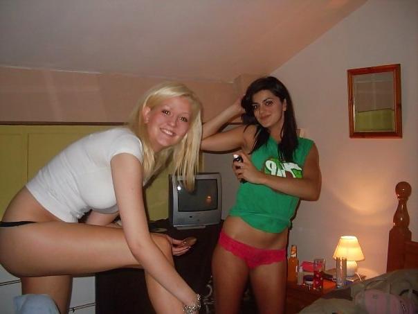 10P My slutty friend nicola PLEASE CUM ON HER