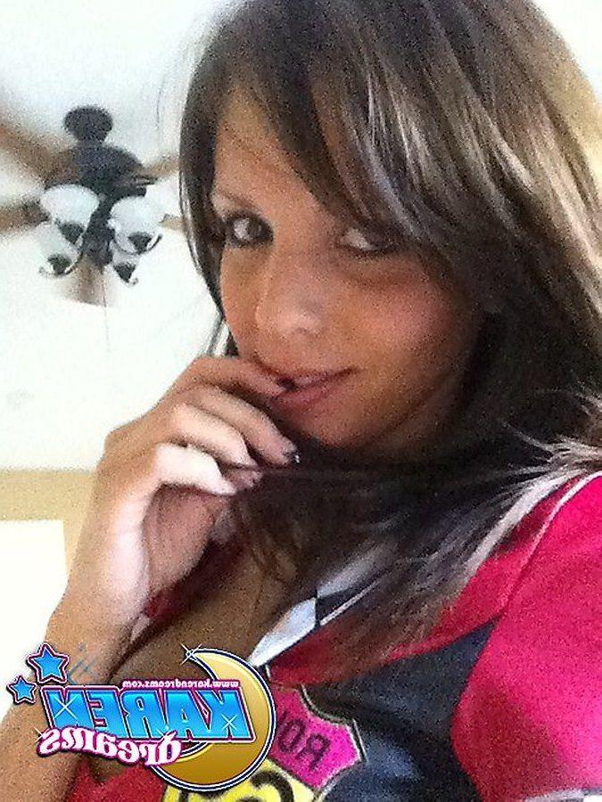 20P Pictures of teen hottie Karen Dreams taking hot pics of herself