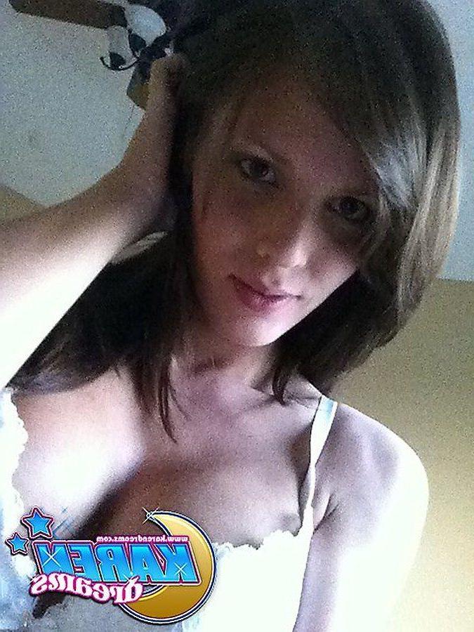 20P Photos de la jeune Karen Dreams prenant des photos torrides d'elle-même