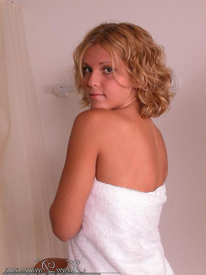 20P Pictures of teen girl Karen Dreams taking a hot steamy bath