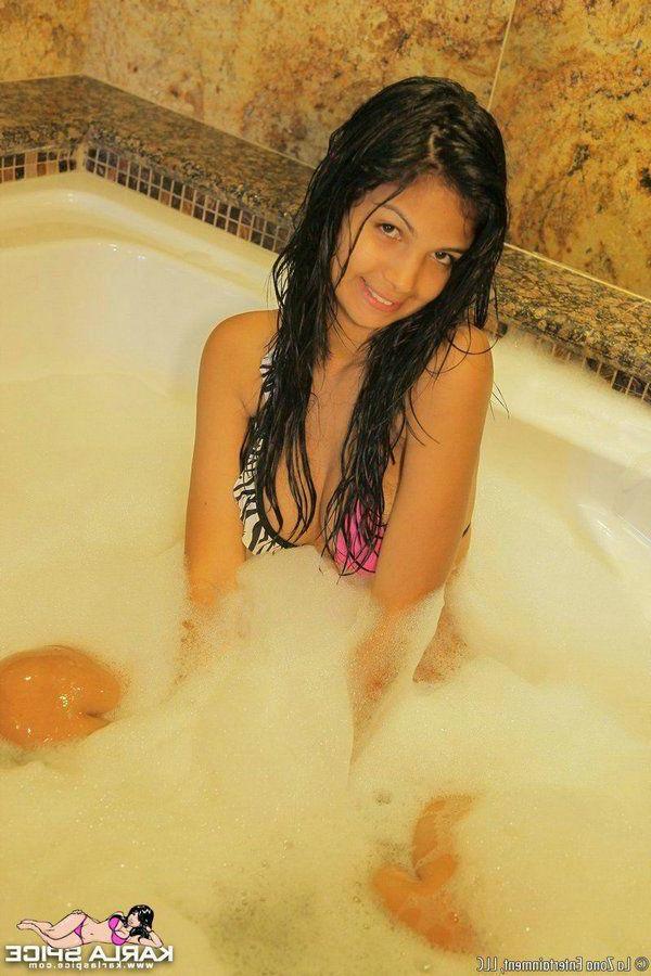 15P Pictures of Karla Spice getting naughty in the bath tub