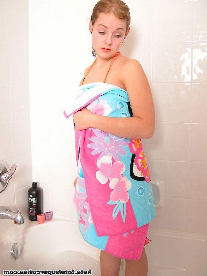 20P Pictures of total cutie Kate taking a hot bath