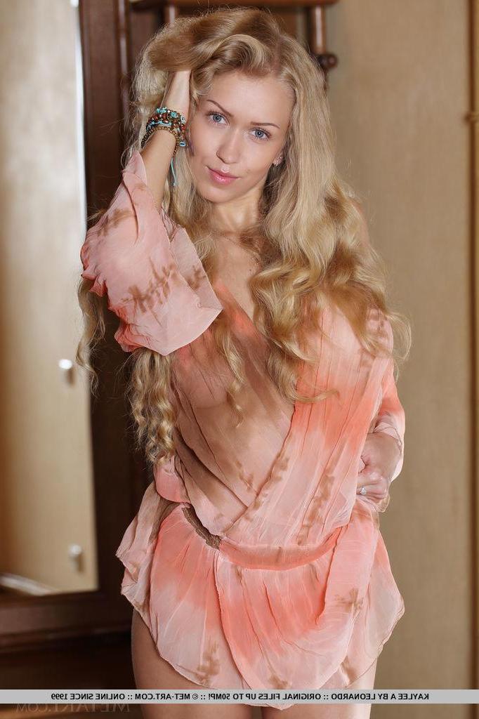 18P Gorgeous blonde babe Kaylee A gets totally naked just for you