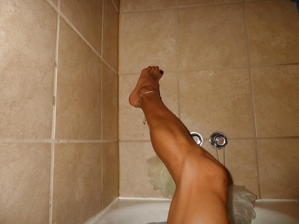 25P Shemale feet in bath