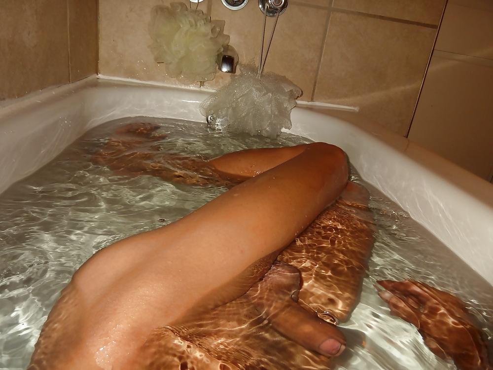 25P Shemale feet in bath