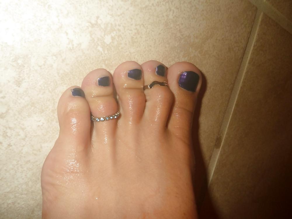25P Shemale feet in bath