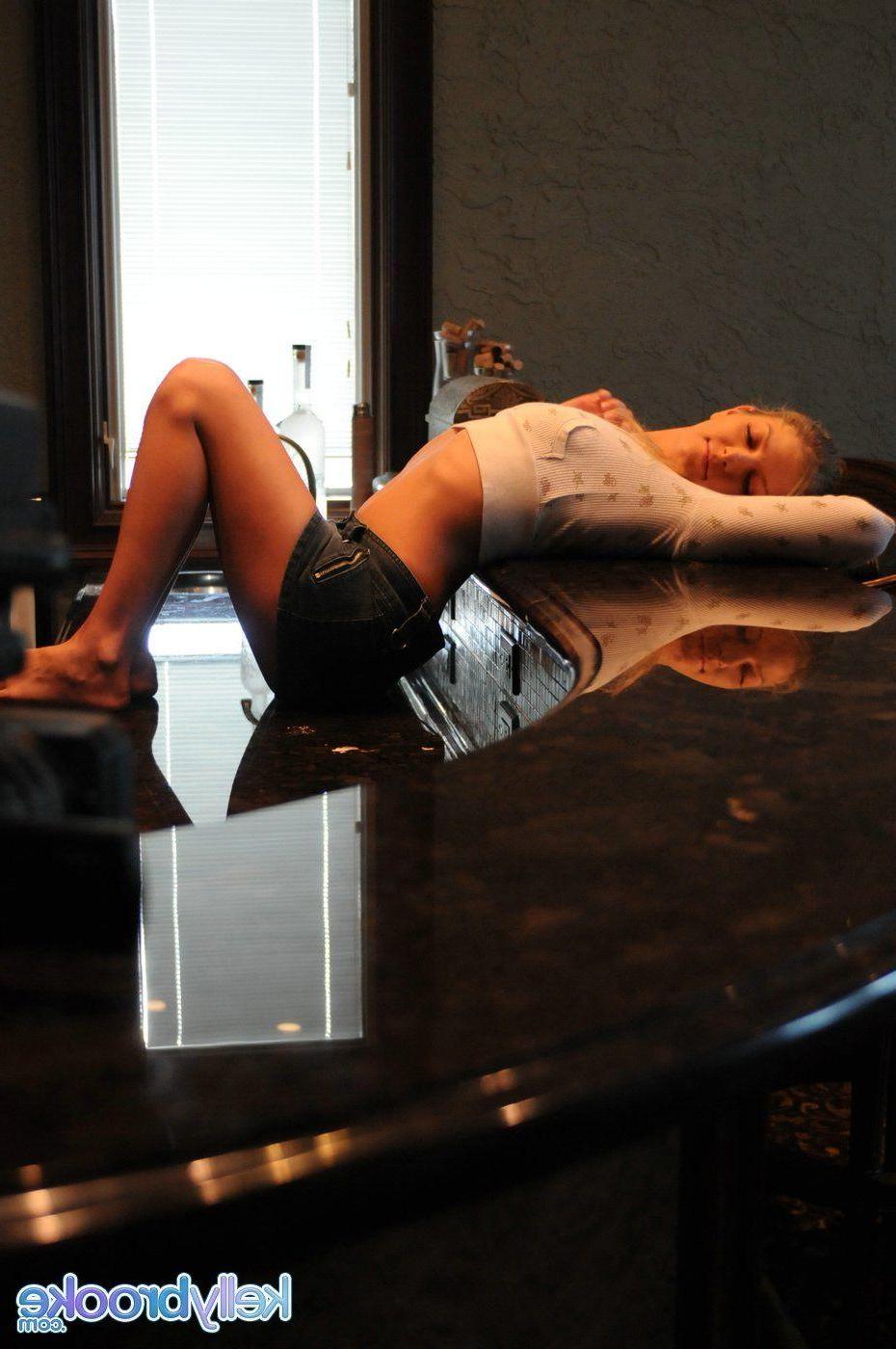 20P Pictures of teen amateur Kelly Brooke masturbating on a bar