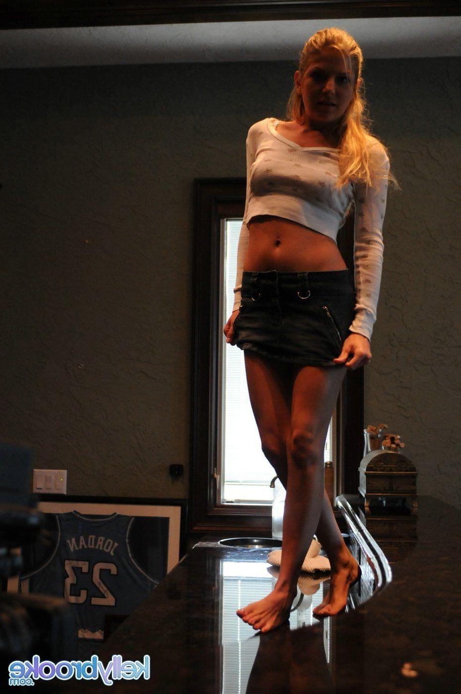20P Pictures of teen amateur Kelly Brooke masturbating on a bar