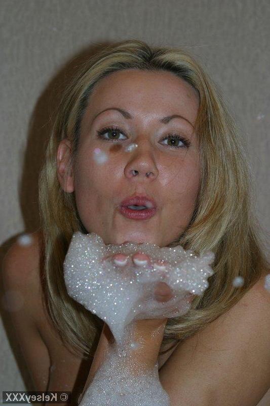 20P Pictures of teen Kelsey XXX soaping up in the shower