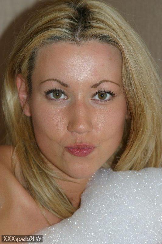 20P Pictures of teen Kelsey XXX soaping up in the shower