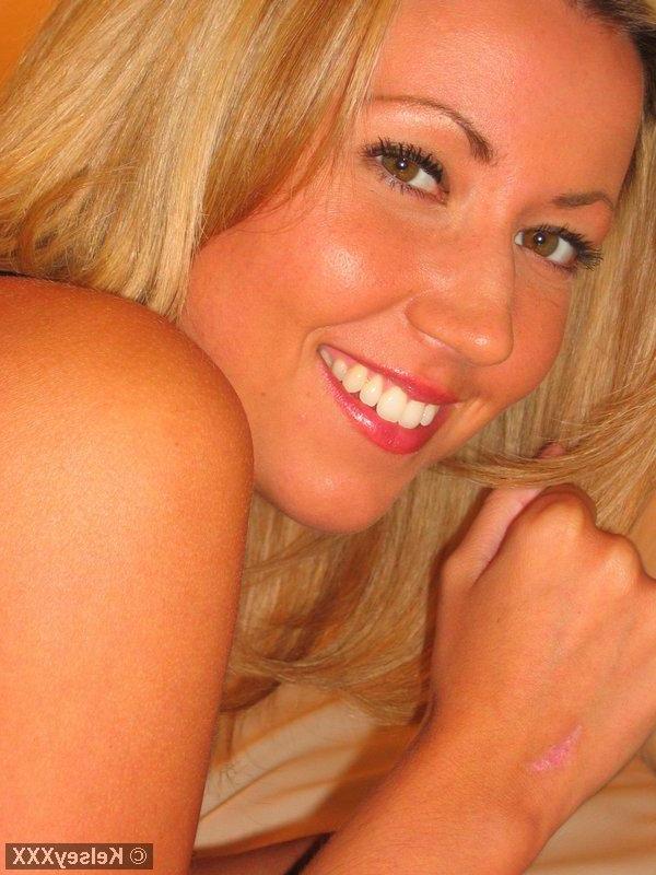 20P Pictures of teen chick Kelsey XXX exposing her big tits at home