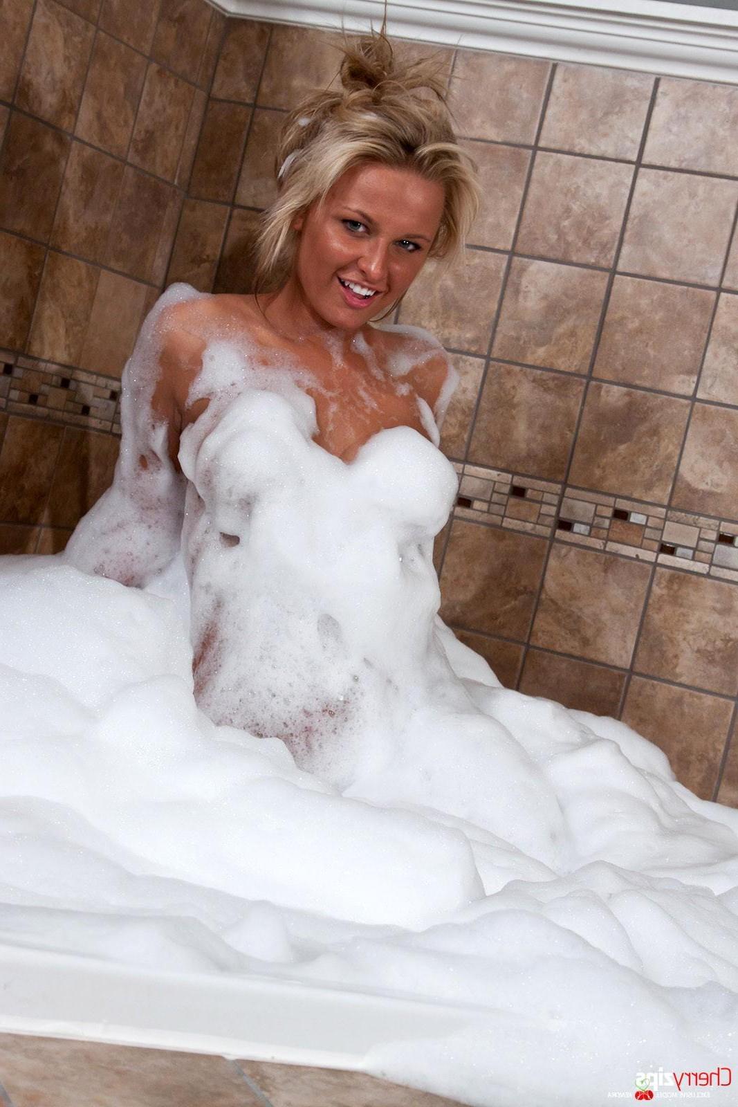 15P Kendra Bubble Bath