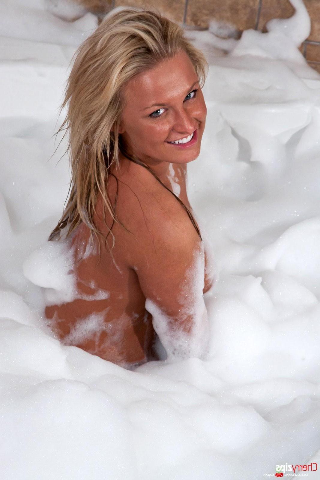 15P Kendra Bubble Bath