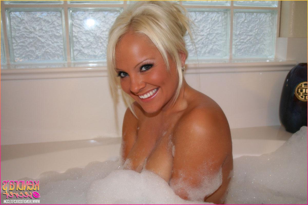 20P Pictures of teen model Kendra\'s Secret taking a hot bubble bath