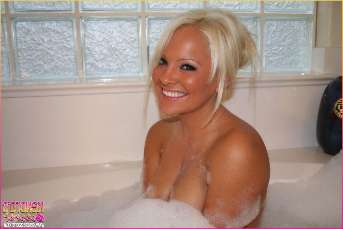 20P Pictures of teen model Kendra\'s Secret taking a hot bubble bath
