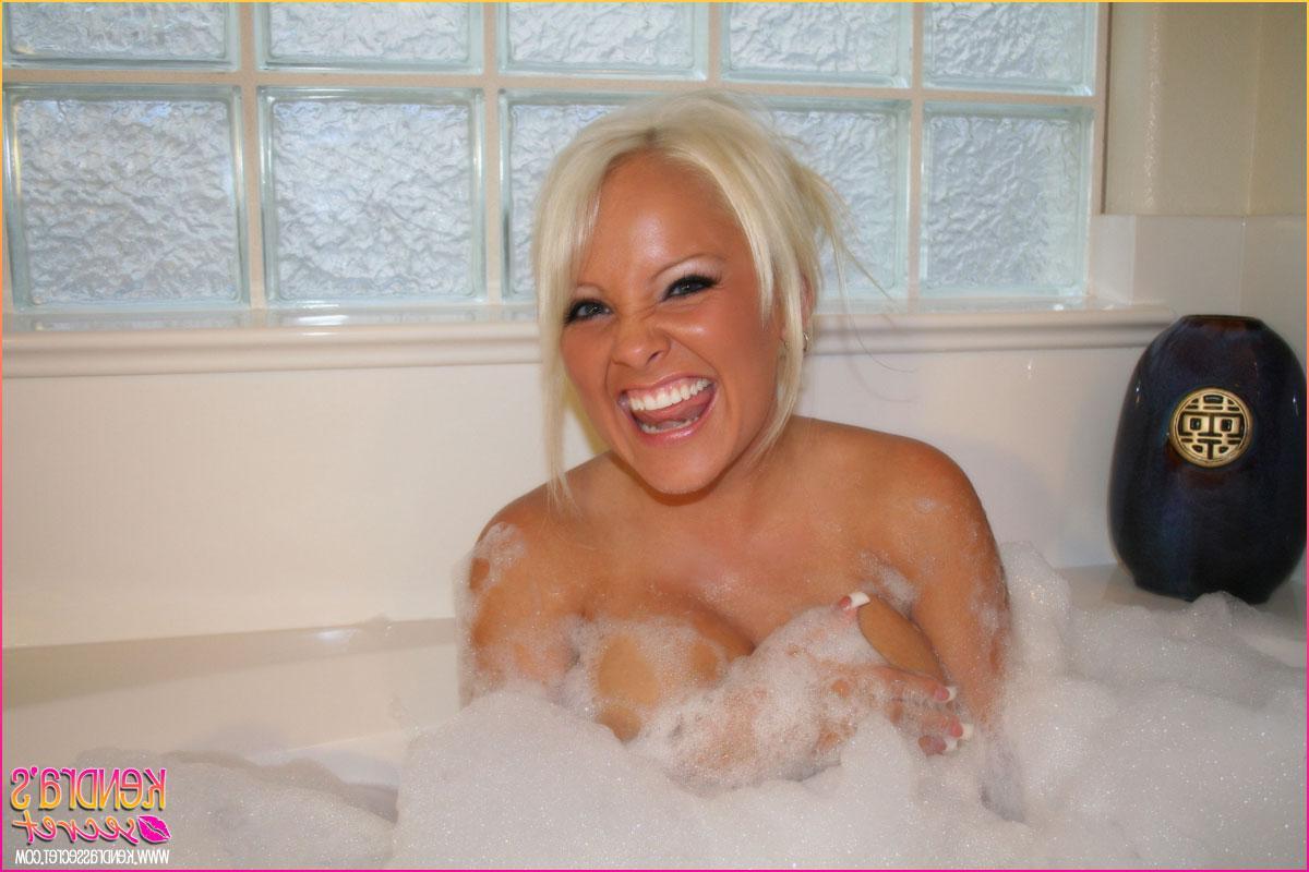 20P Pictures of teen model Kendra\'s Secret taking a hot bubble bath