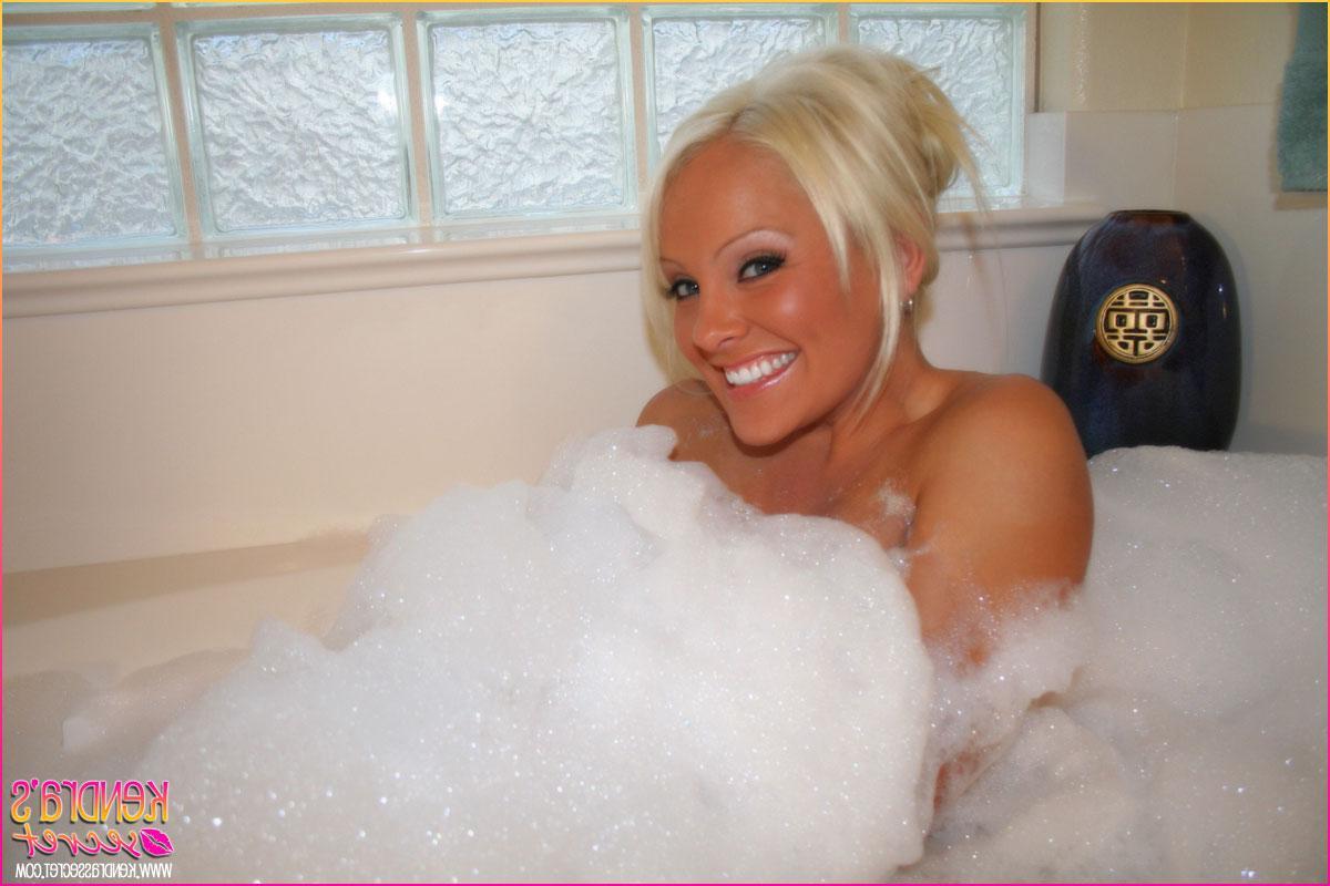 20P Pictures of teen model Kendra\'s Secret taking a hot bubble bath